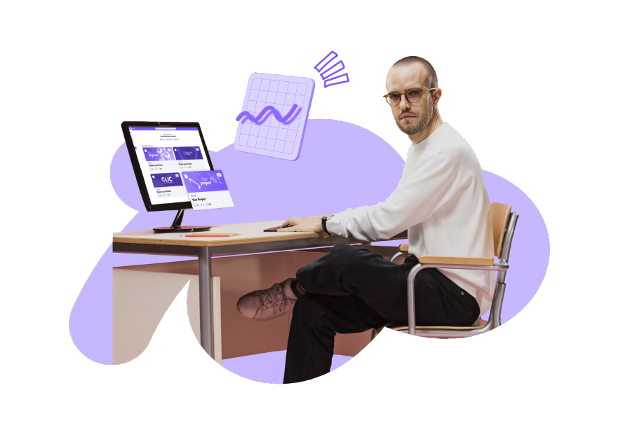 Un uomo seduto alla scrivania che lavora al computer circondato da grafici a linee viola